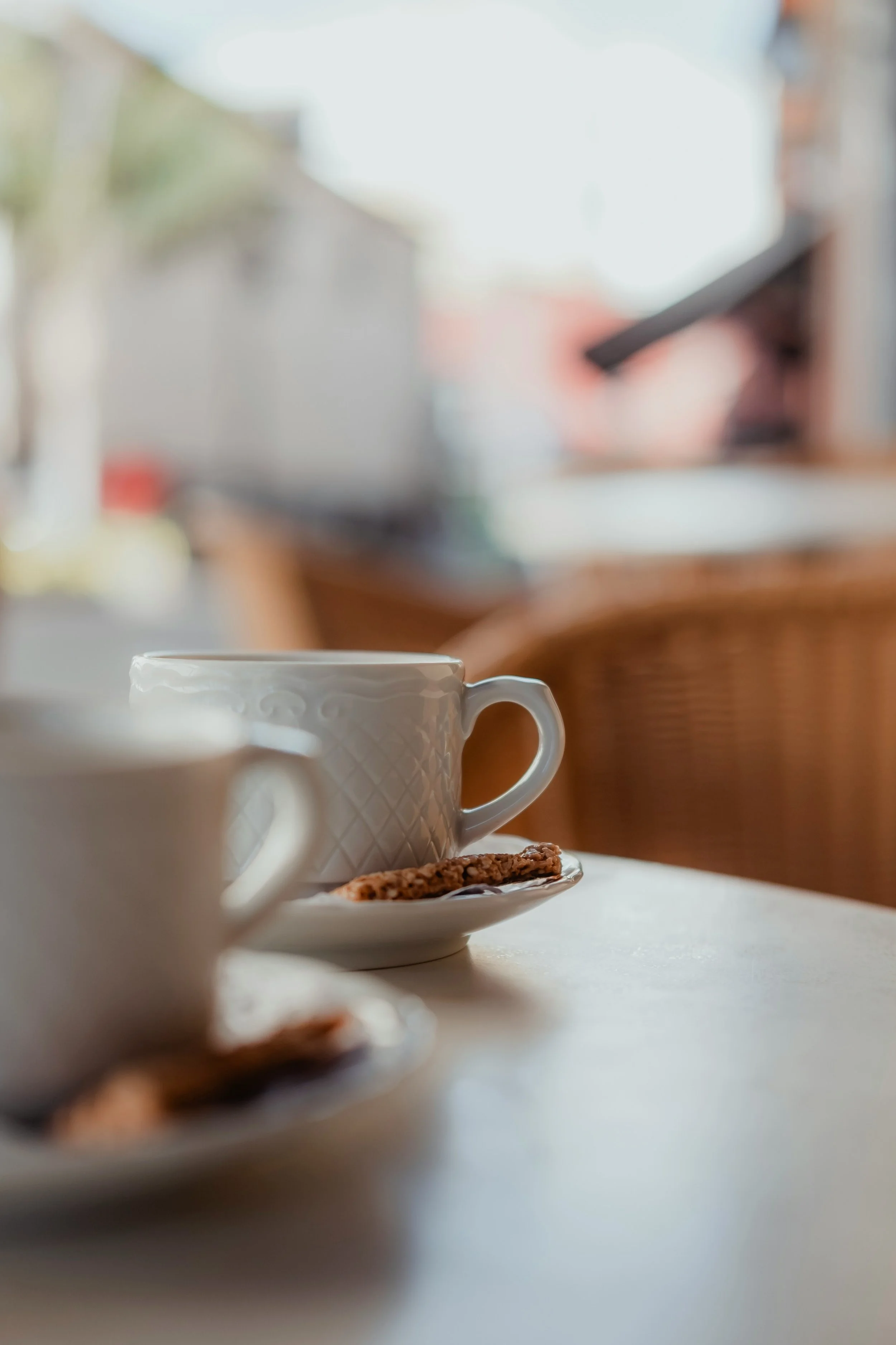 Kaffeetasse auf einem Tisch.